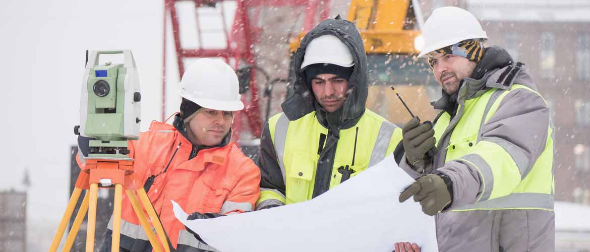 stavební inženýři na staveništi během zimní